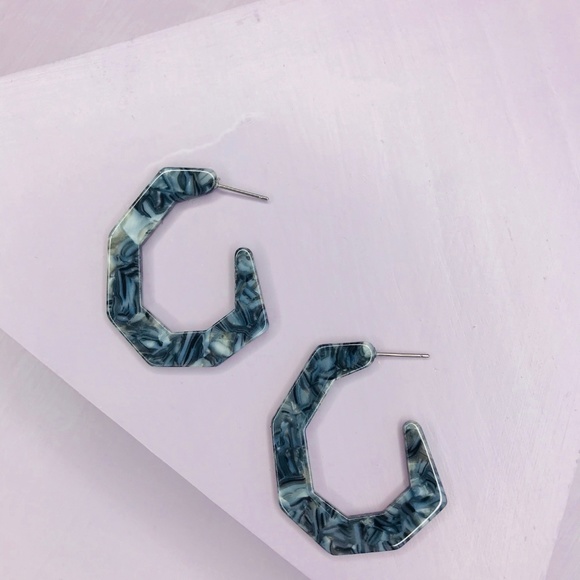 🆑 Small Angled Hoops in Gray - Picture 2 of 5